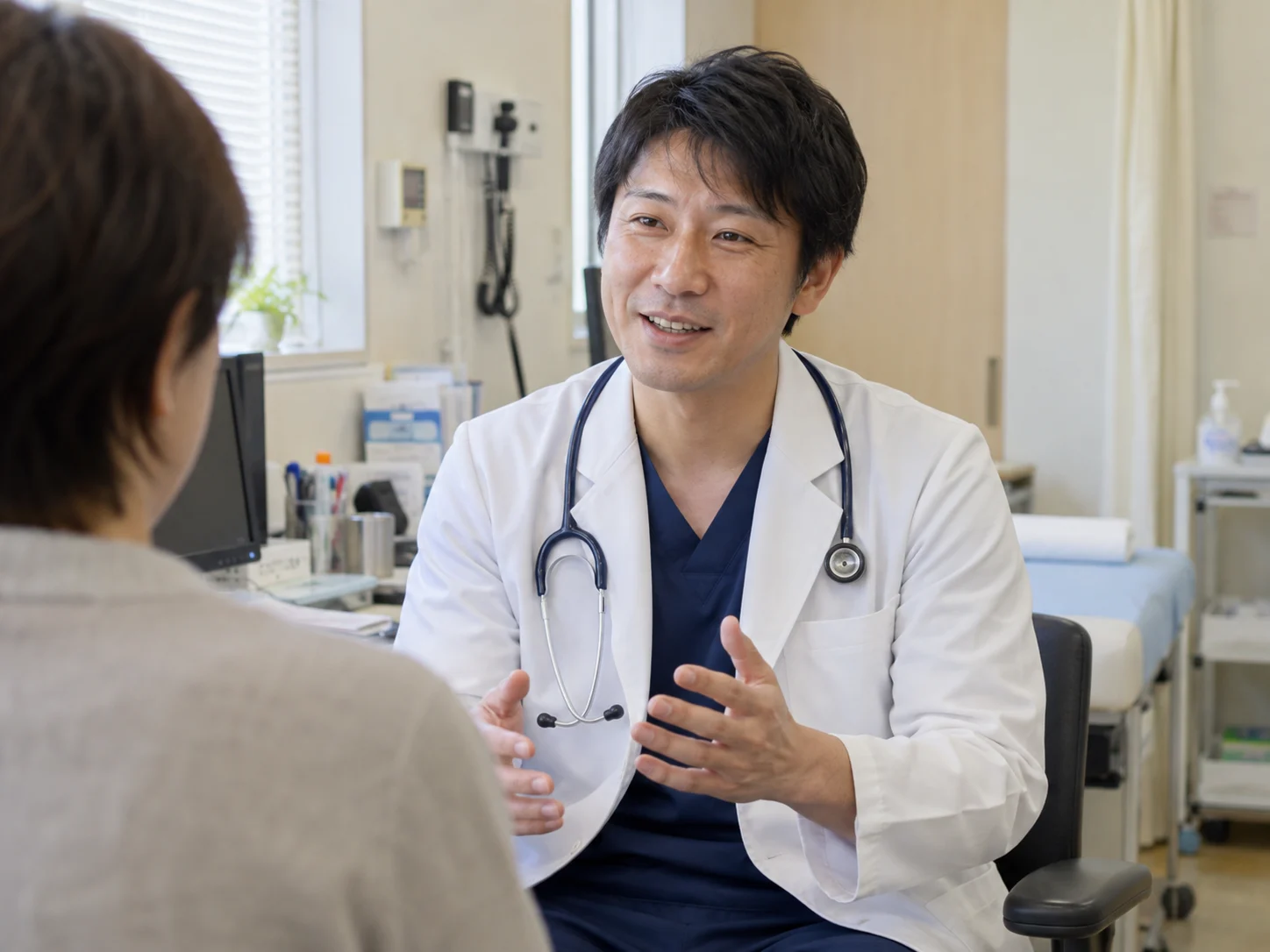 医師が患者と向き合って診療する様子